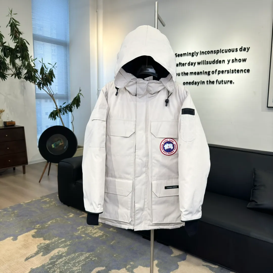 P800 Canada Goose "Canada Goose"🇨🇦 Beichen White / 08 Expedition Parka 4660M Product color: black, off-white, red, sand pink, sky blue, graphite gray, Beichen white, navy blue, sky blue, gray camouflage gray black label Product size: XS, S, M, L, XL, XXL The Expedition was originally a parka designed for scientists at the McMurdo Research Station in Antarctica. Whether your next journey takes you into the frozen urban jungle or across uncharted ice fields, wear Canada Goose's Expedition Parka and get proven results year after year in Antarctica by the National Science Foundation's Center for Polar Research.  Material list: 1⃣ Uses Y-shaped Velcro imported from Taiwan (exclusive in the market) 2⃣ Uses 18-count polyester-cotton blended fabric imported from South Korea (authentic synchronized fabric) 3⃣ National standard 80% white duck down, (zp uses 80% white duck down/90% of all boasts are fake) 4⃣ Western Canadian coyote hair (non-market dyed fox hair filled with wolf hair) Material analysis characteristics: 1⃣ The original/polyester-cotton fabric has a high polyester fiber content, and the polyester-cotton fabric has high heat and light resistance and good stability. It has bright colors, high fiber strength, durability, light resistance, heat resistance, and straightness. 2⃣ As we all know, the original version uses 80% white duck down. The fill power refers to the cubic inches of volume occupied by each ounce (30 grams) of down under certain conditions. If one ounce of down occupies 500 cubic inches, the fill power of the down is 500. So we can simply understand it as: fill power is the volume of down, and the volume of down is fill power. The higher the fill power of down, it means that under the same filling amount, down can fix a larger volume of air layer to keep warm and insulate, so the warmth retention of down is better. 3⃣ Western Canadian coyote hair, "large range of selected neck hair" is soft and fluffy, each wolf hair is 60-63 long / 14-16 wide at the peak, this width + preferred parts. It is basically unmatched by the same industry